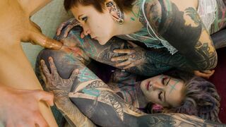 Extremely inked girls Anuskatzz & IlluZ having ass pumping threesome