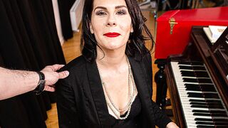 This mature pianoteacher loves taking it up her butt