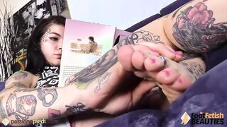 Ragazza tatuata a piedi nudi si fa un bel massaggio
