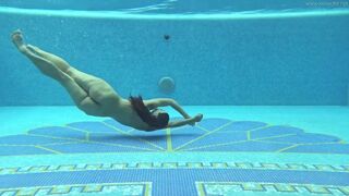 Sexy big ass euro milf Sazan underwater erotics