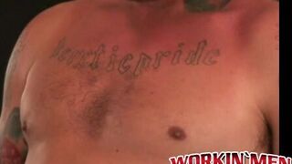 Inked dude tugging on his dick until he cums on his belly