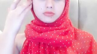 Arab Babe In Hijab Masturbates