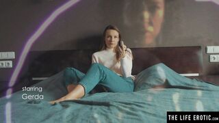 Juicy chick Mirabella is rubbing beaver while wearing VR headset