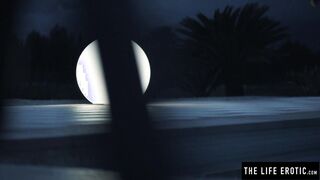 Splendid babe Lorena B masturbates in the shower