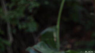 Lucky Isiah Maxwell sticks it in Willow Ryder's wet cunt.