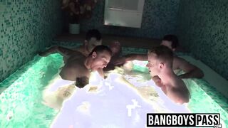 Old homosexual receives blowjobs from  backdoor bandits