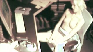 Solo cam tart masturbates